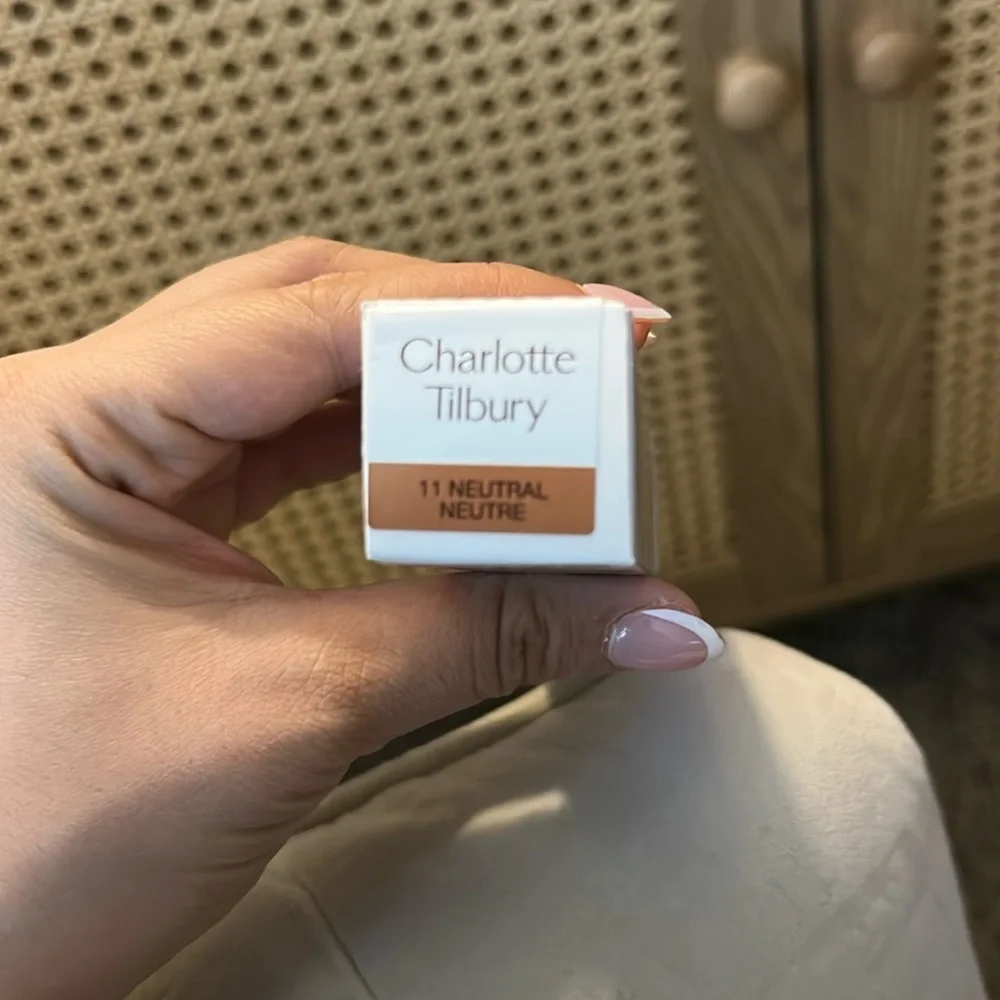 B19 CHARLOTTE TILBURY BEAUTIFUL SKIN FOUNDATION-11 NEUTRAL NEUTRE NIB